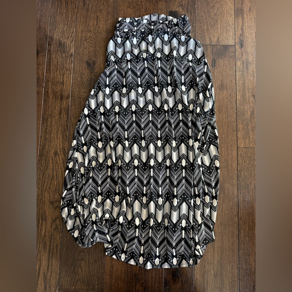 LuLaRoe Women’s Black & White Geometric Midi Skirt- size XXS